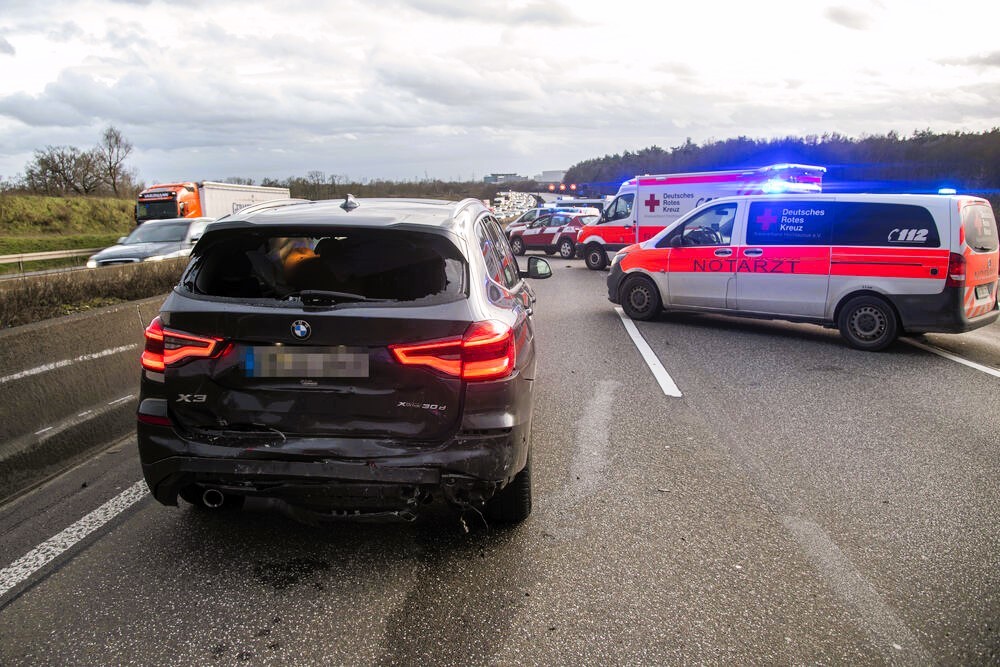 NRW: Eilmeldung! Rettungswagen verunglückt im Einsatz - Notarzt und 7 Menschen schwer verletzt!