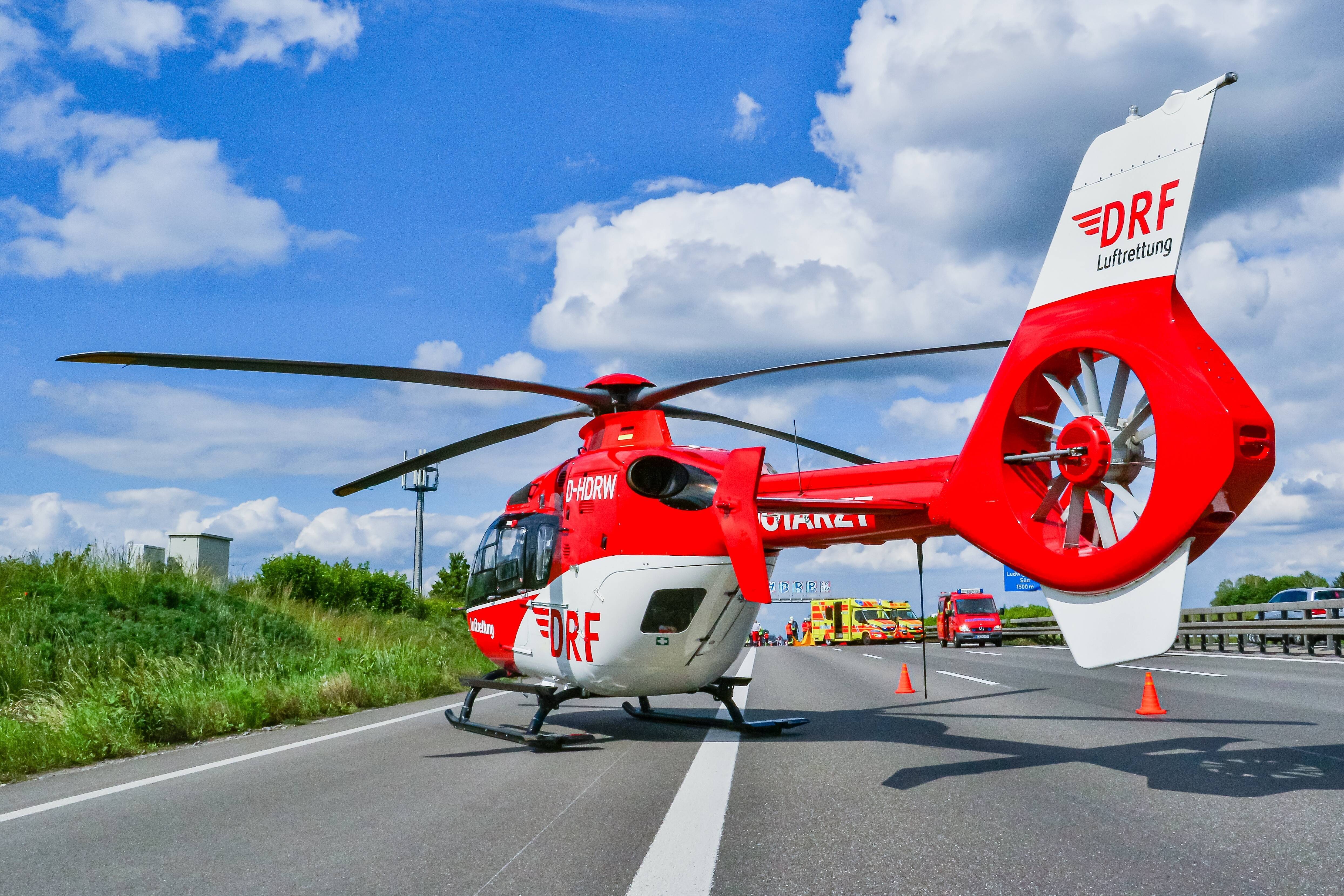 Schulbus umgekippt - 3 Rettungshubschrauber im Einsatz! 15 Verletzte, die meisten sind Kinder!