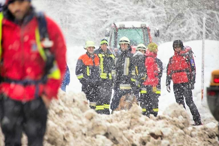 Eilmeldung: Felssturz in Tirol - Ortschaft nicht mehr erreichbar - Deutscher von Lawine begraben!