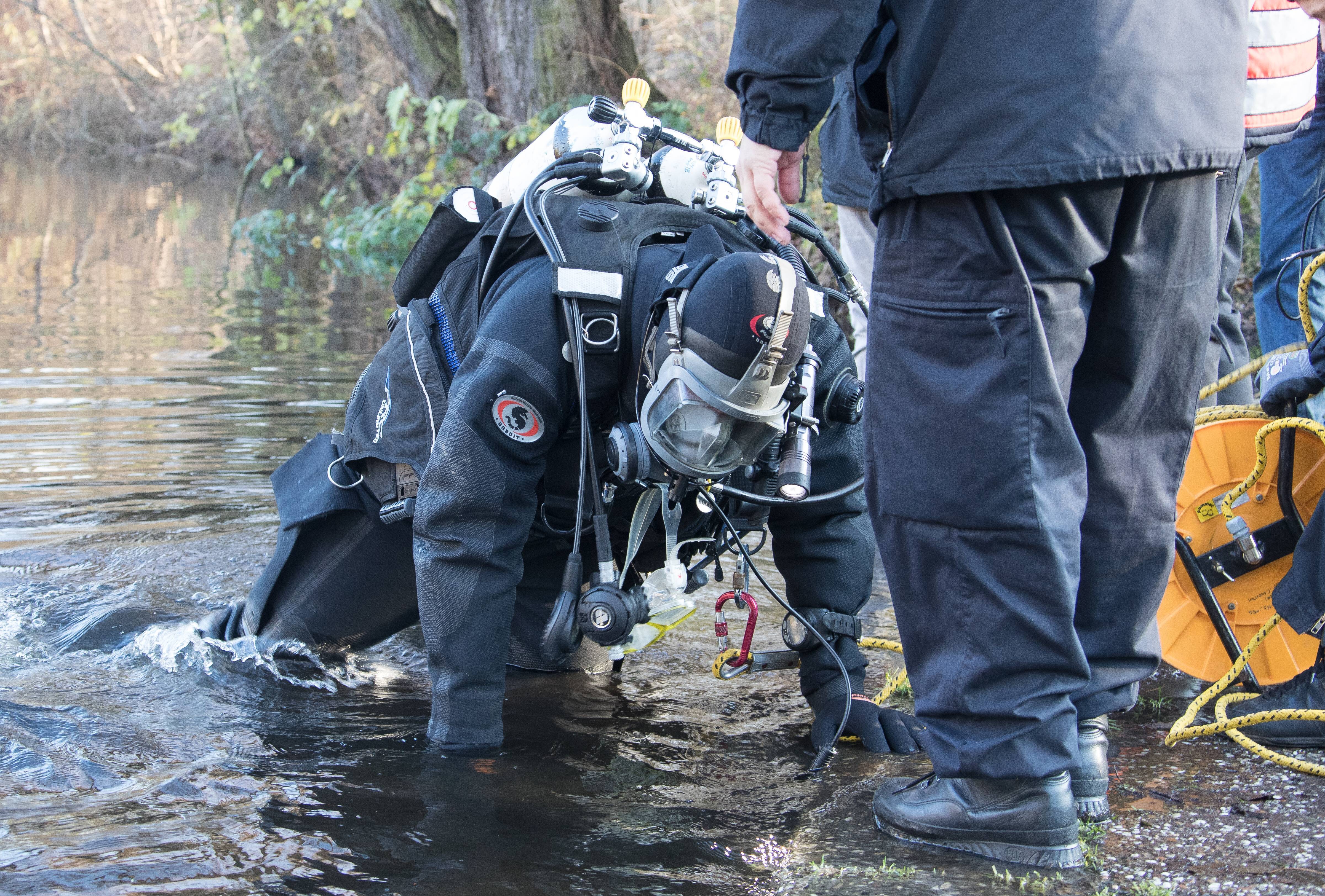 Polizei bittet um Hilfe! Tragischer Vermisstenfall - Mann (45) fiel in Kanal und ist seitdem verschwunden