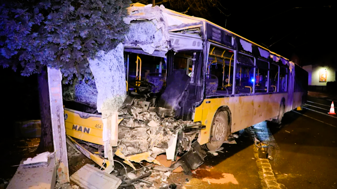Vollbesetzter Schulbus verunglückt - Einsatzkräfte mussten zahlreiche Kinder befreien!