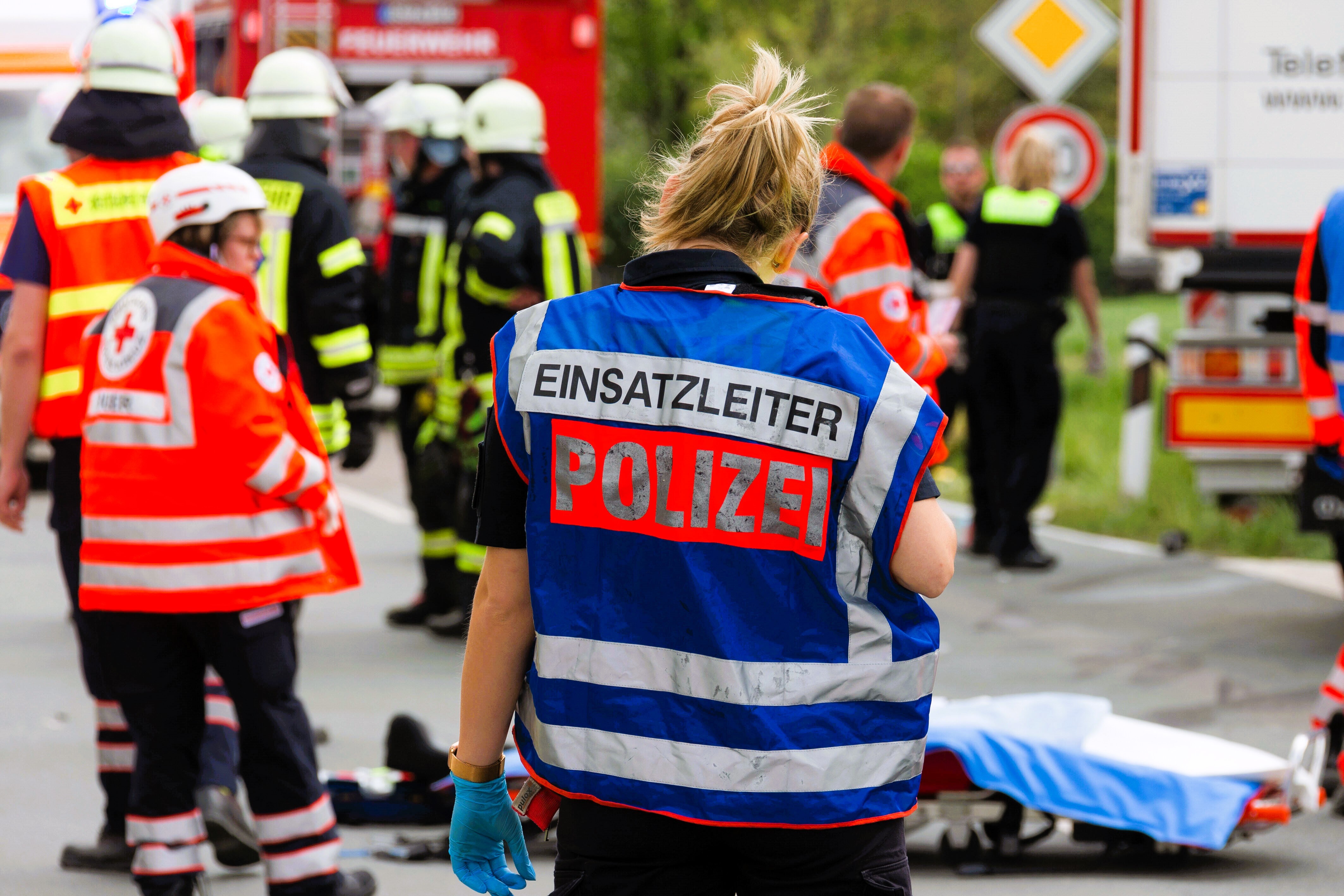 LKW rast in Bus! Mindestens ein Toter und mehrere Verletzt -