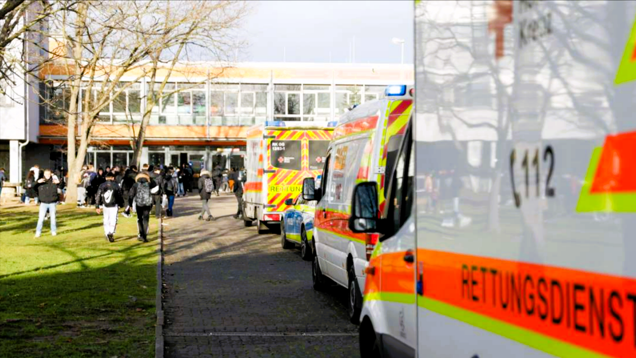 Eilmeldung! 2 Schüler auf Schulhof niedergestochen! Blutige Messerattacke 