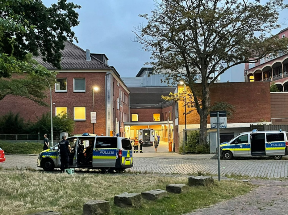 Missbrauch! Lehrer während der Pause festgenommen - abgeführt in Handschellen!