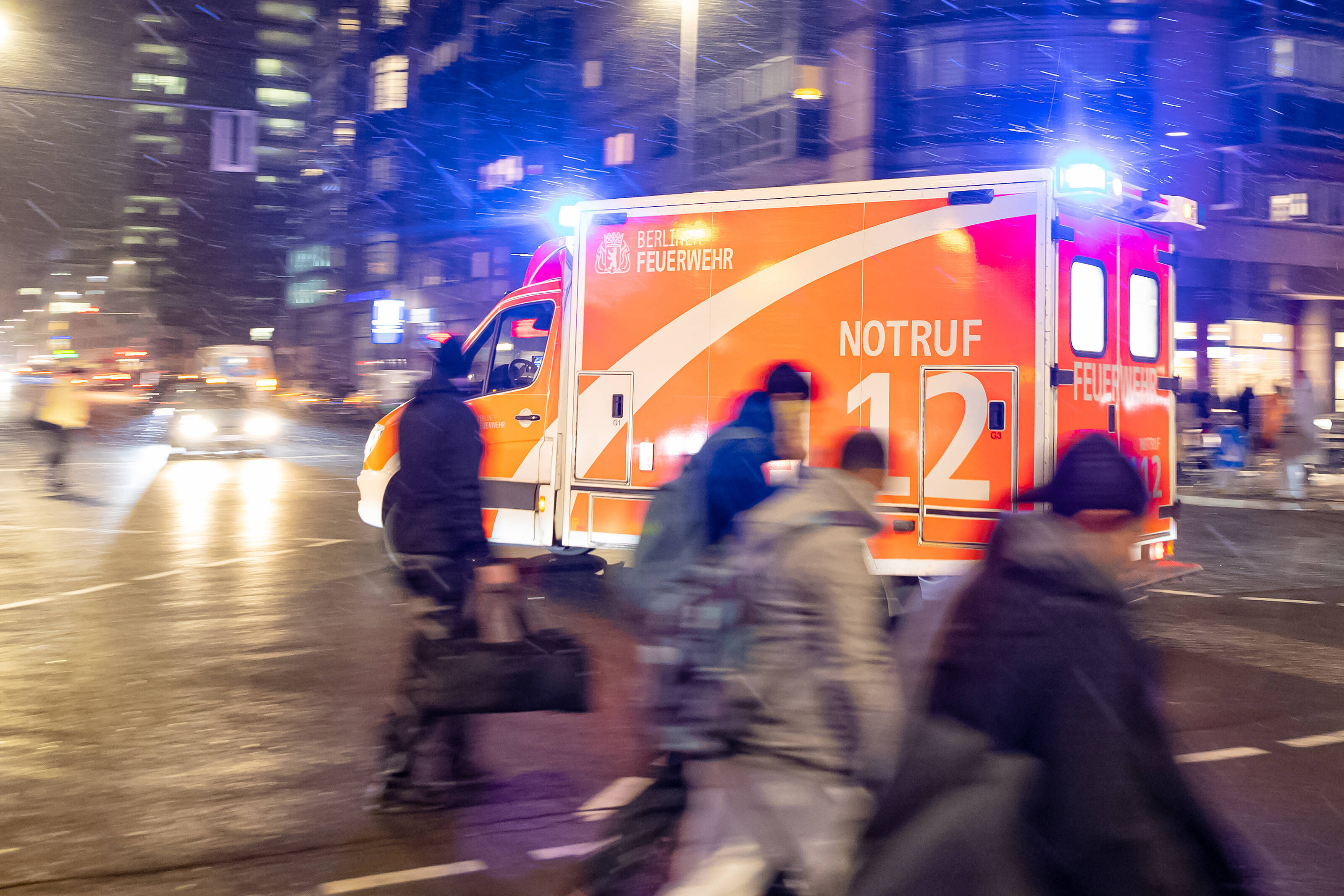 Angriff auf Notarzt! Polizei schießt Patienten nieder -  Mann dreht im Rettungswagen durch!