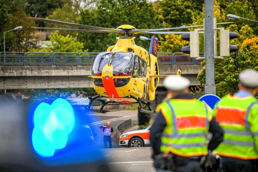Rentner rast in Gegenverkehr! Junge Frau stirbt noch am Unfallort