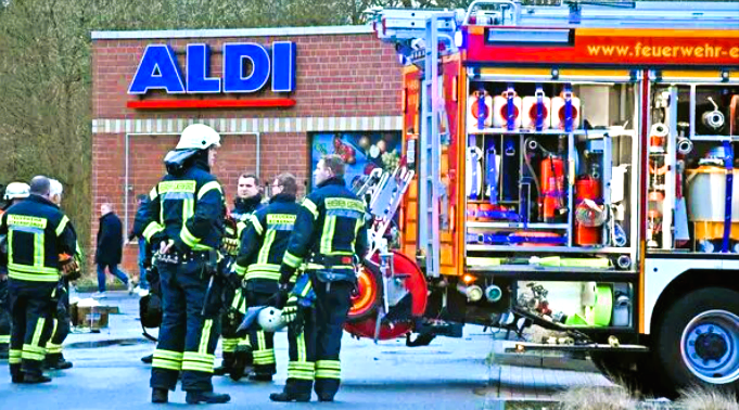 Angriff auf Aldi-Parkplatz - 2 Personen schwer verletzt, mysteriöse Attacke, Polizei ermittelt
