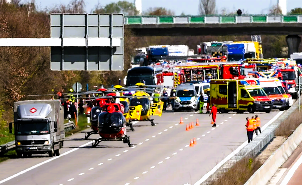 Giftalarm auf der Autobahn! Folgenschwerer Unfall - Giftstoffe nach Kollision zweier Lkw ausgetreten