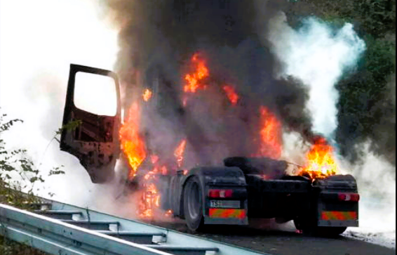 Flammeninferno auf der Autobahn! LKWs gehen nach Unfall in Flammen auf - Feuer-Inferno schockt Rettungskräfte