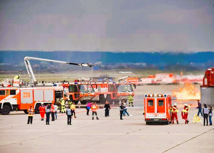 Flugzeug explodiert auf Startbahn - Passagiere hören Knall, dann kommt das Chaos!