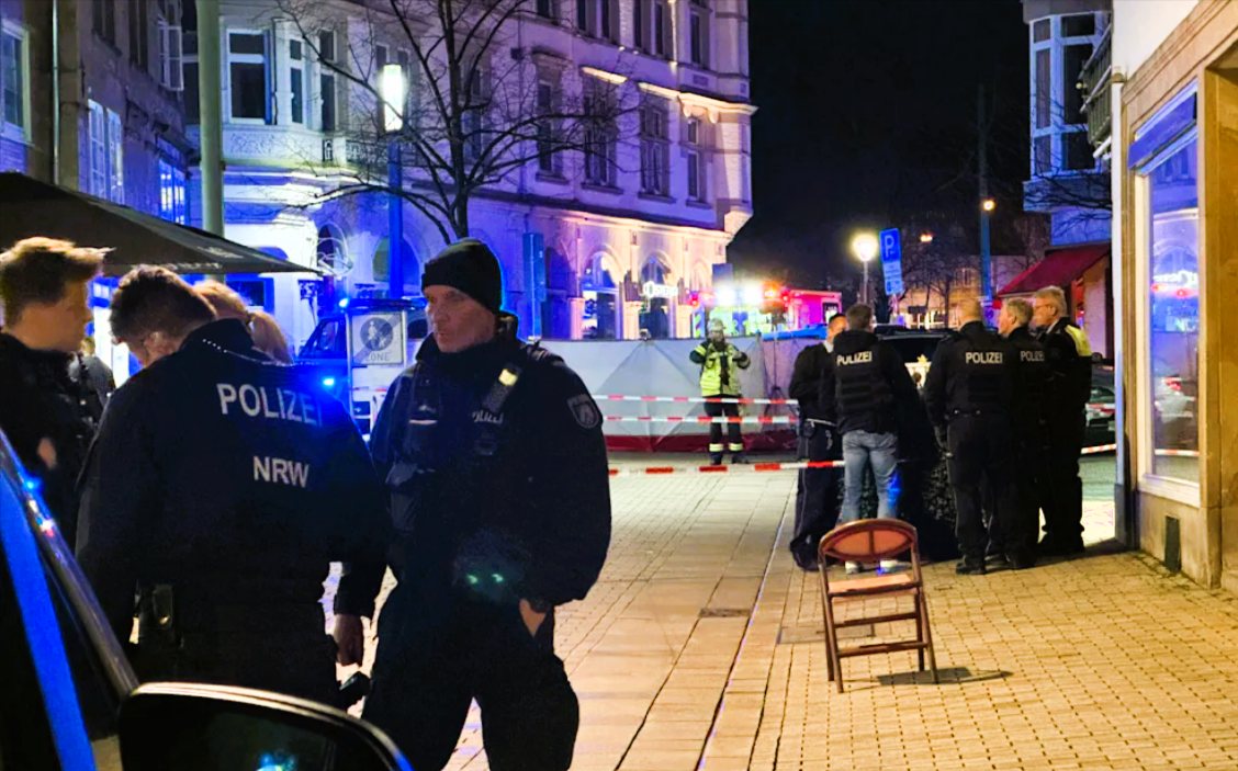 3-fach Mord! Junger Mann tötet seine ganze Familie, Polizei entdeckt 3 Leichen