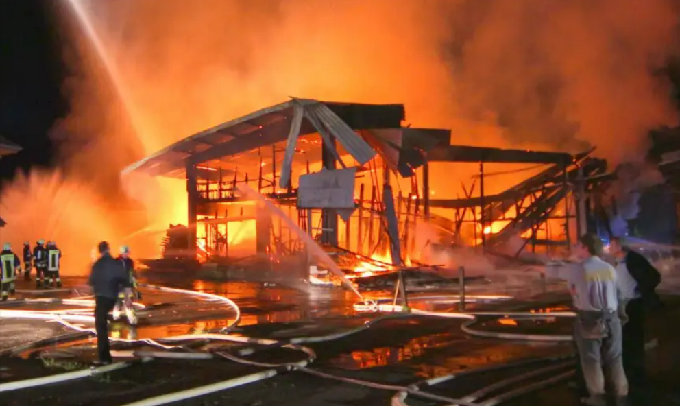 Großbrand in München! "Halten Sie Fenster und Türen geschlossen"! Schwerstarbeit für die Einsatzkräfte