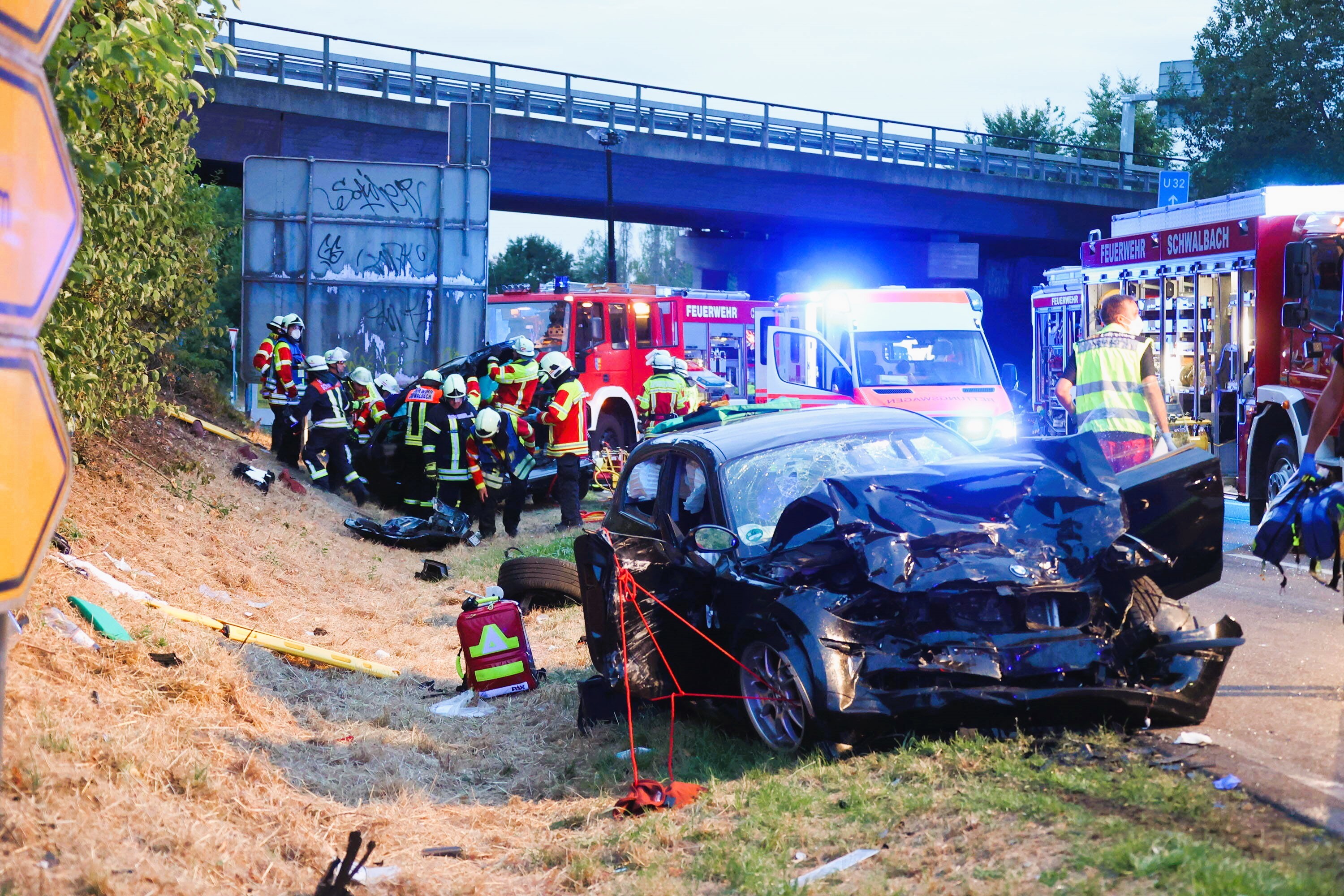 Horror-Unfall mit tödlichem Ausgang - Audi in zwei Teile zerissen 