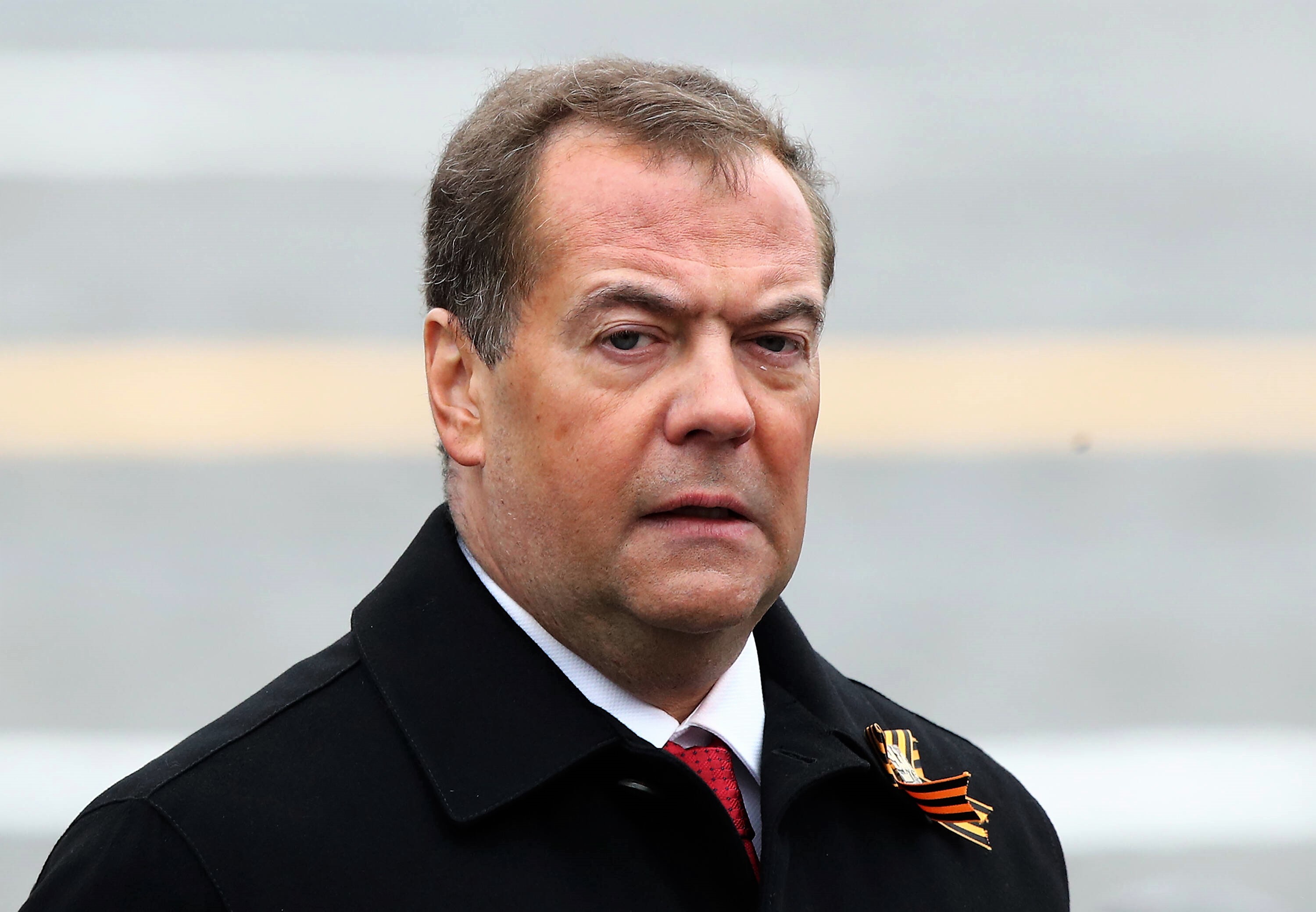 Dmitri Medwedew dreht durch - Er droht allen Putin-Gegnern mit dem Tod!