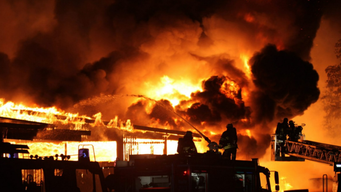 E-Auto fackelt Wohnhaus in Aschaffenburg ab! Feuer greift auf weiteres Fahrzeug über - gewaltiger Schaden!