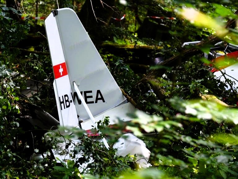 Flugzeug in Hessen abgestürzt - Rettungskräfte bergen Passagiere!