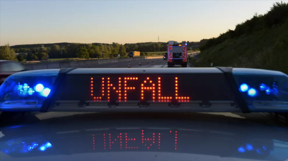 Vollsperrung! Starkregen sorgt für Unfall auf der Autobahn - Fahrer verliert die Kontrolle!