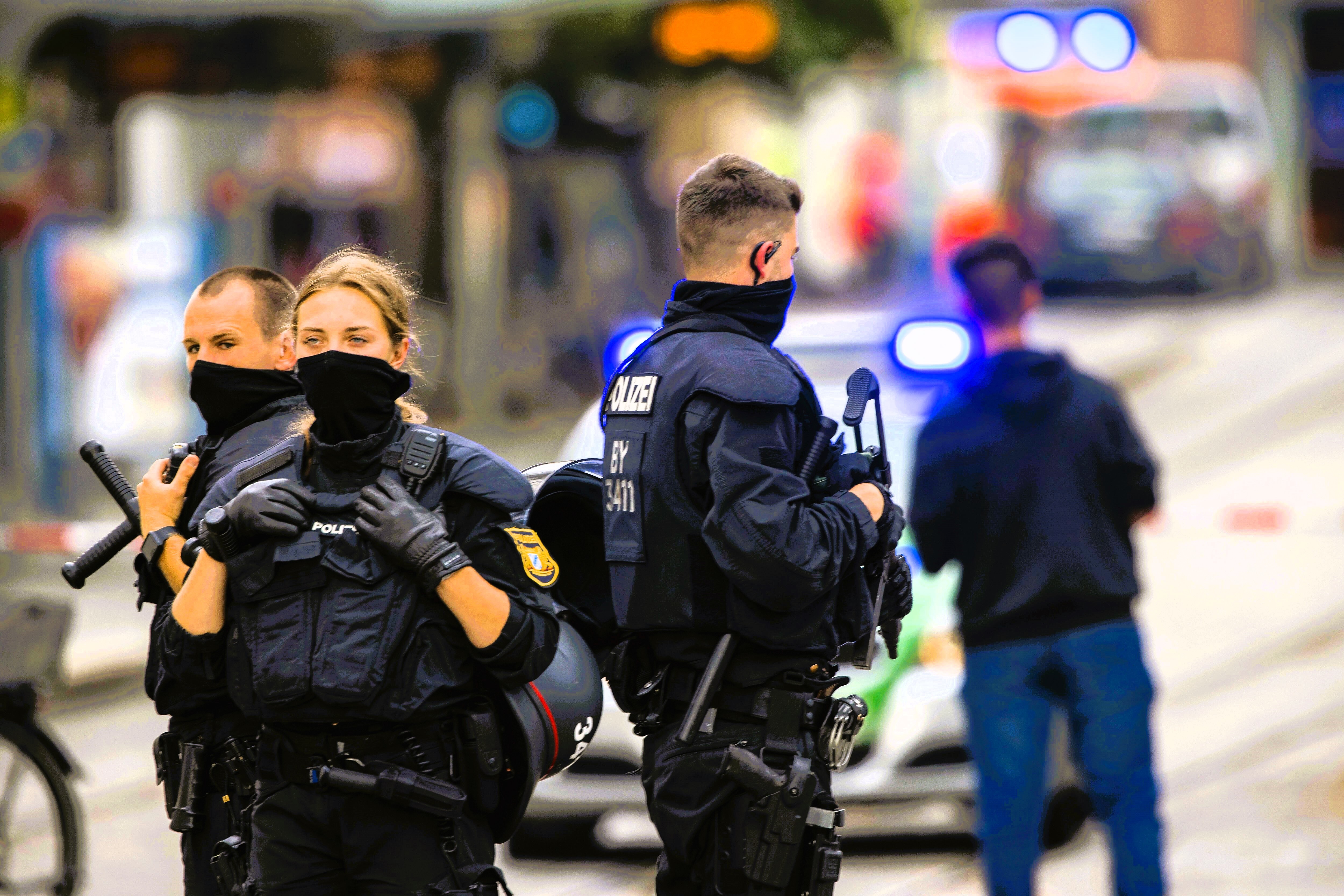 Wahnsinnstat in Deutschland: Mann fährt absichtlich in Menschenmenge