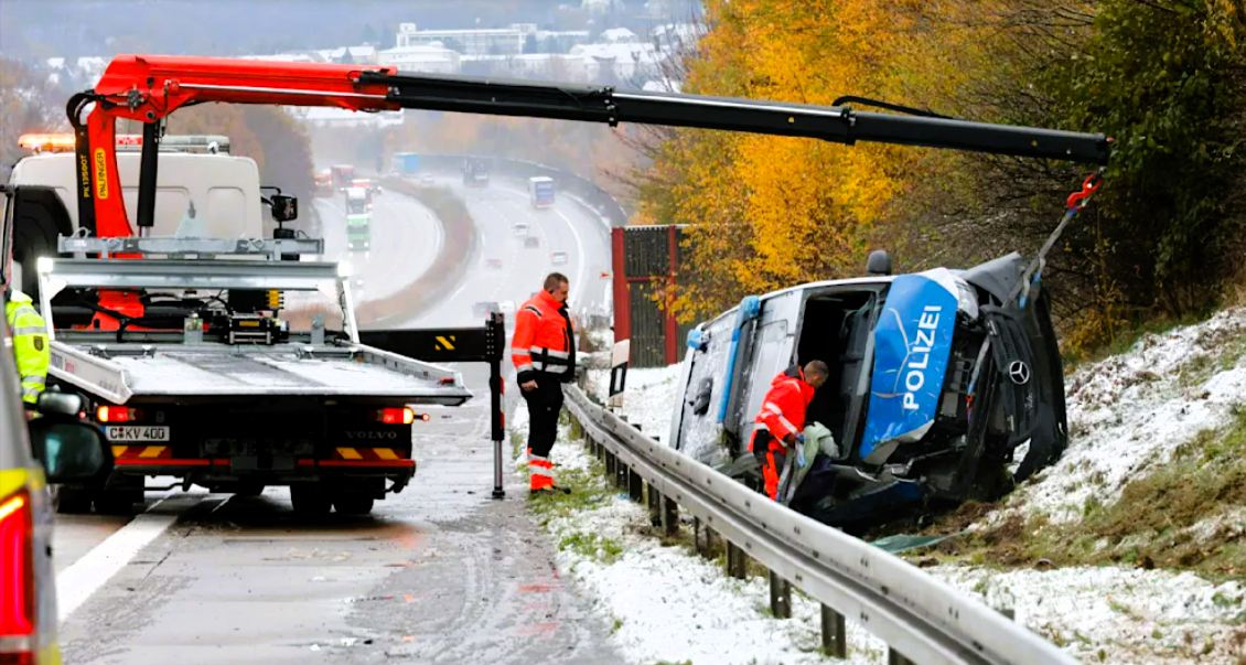 Tragödie in der Nacht: 20-Jähriger stirbt bei schwerem Verkehrsunfall
